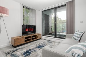 Pristine Old Trafford & City Centre 2BD 2BT Apt - Balcony