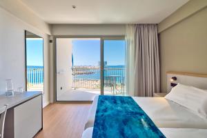 Twin Room with Sea View room in Universal Hotel Romantica
