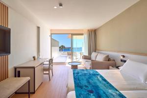 Family Room with Sea View (2 Adults + 2 Children) room in Universal Hotel Romantica