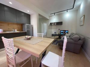 Kadare City-Center Apartment with Balcony