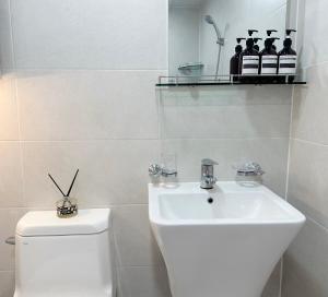 Entire house, 4 minutes to Samsung or Gangnam-gu Office subway station, suitable for plastic surgery visits, business trips, families, 2 rooms, 2 queen beds