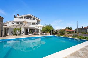 Apartments 1 with pool and private jacuzzi