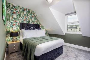 Room 8 ,double room with private bathroom with optional additional single room room 7 for third guest, 23 Deganwy Avenue