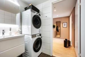 Roomsly Apartments - City flat with Private Balcony