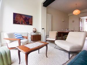 Large 4-bedroom house, 11 people, with outdoor, close to Lille center