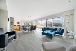 Whitstable Stunning Modern House with Indoor Pool, Games Room, Cinema Room & Spectacular Seaviews 8
