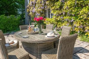 Greenhill Cottage Sea Views with Thatched Charm