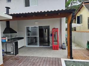 Casa em Boiçucanga com 2 suítes, piscina e sauna integrada