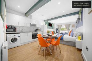 Chic Studio with Private Terrace in East London, Sleeps 6, Servcied Apartment By Maison Christo Property Short Lets & Serviced Accomdation