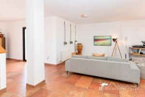 Villa Serranita - Stylish Holiday Home with Views and Air Conditioning 15 mins to Sitges