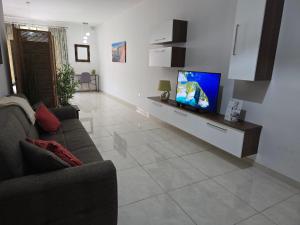 Cozy 2 Bedroom Steps to Seafront