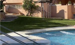 Casa adosada con piscina a 5 minutos de la playa .