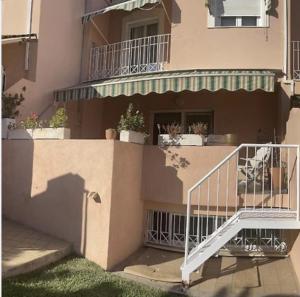 Casa adosada con piscina a 5 minutos de la playa .