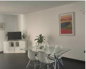 Casa adosada con piscina a 5 minutos de la playa .