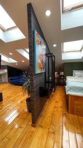 Сучасна світла квартира-студія з кондиціонером