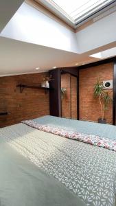 Сучасна світла квартира-студія з кондиціонером