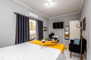 Apê na Tupi com Ar Condicionado nos Quartos e Sala, Garagem e a 100m da praia