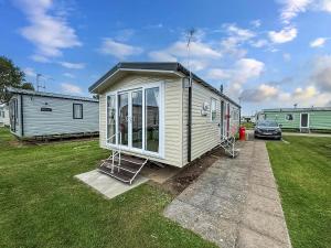 Caravan In Scratby, Norfolk Ref 50071D