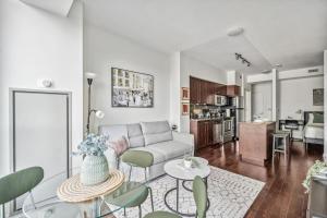 Spacious 2BR Condo Downtown, Lakeshore, Parking