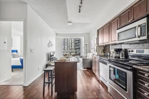 Spacious 2BR Condo Downtown, Lakeshore, Parking