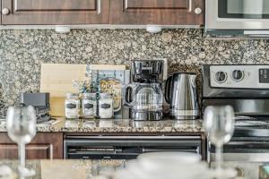 Spacious 2BR Condo Downtown, Lakeshore, Parking