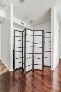 Spacious 2BR Condo Downtown, Lakeshore, Parking