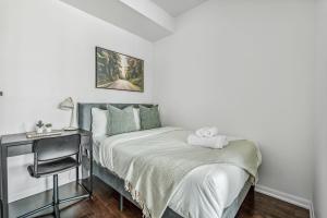 Spacious 2BR Condo Downtown, Lakeshore, Parking