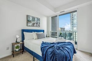 Spacious 2BR Condo Downtown, Lakeshore, Parking