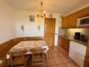 Appartements Les Saisies: Studio cabine 5 pers avec balcon, TV et casier a skis - FR-1-293-130 : photos des chambres