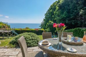 Greenhill Cottage Sea Views with Thatched Charm