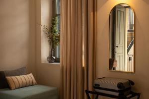 Living Yard Acropolis