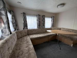 Lovely 6 Berth Caravan For Hire By The Beach At California Cliffs Ref 50010B