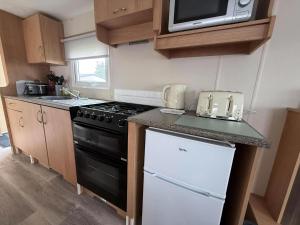 Lovely 6 Berth Caravan For Hire By The Beach At California Cliffs Ref 50010B