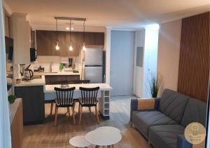 Apartment with ocean views, excellent location