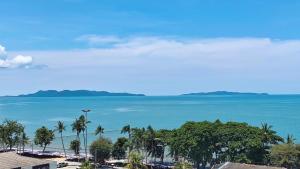 Thiantong seaview beachfront seaside condo 30m to Jomtien beach
