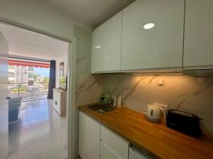 Stylish studio Olympia with ocean view