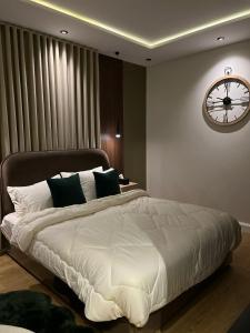 Quiet studio with comfortable hotel bed