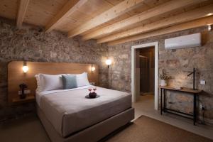 Living Yard Acropolis