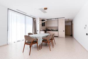 Penthouse Deosebit Frontal la Mare, pe Faleza din Eforie Nord - Situat la etajul 4 în locația Amaris Aparthotel