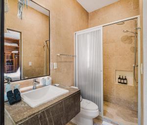 Serene 4BR Villa w Pool Hot Tub 1xFREE BREAKFAST