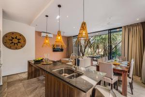 Serene 4BR Villa w Pool Hot Tub 1xFREE BREAKFAST