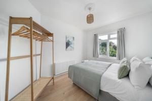 Spacious 4BR House with Parking, Garden & 500Gb WiFi