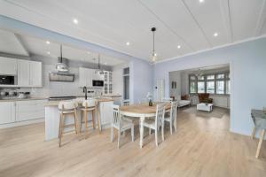 Spacious 4BR House with Parking, Garden & 500Gb WiFi