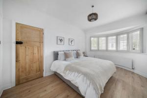 Spacious 4BR House with Parking, Garden & 500Gb WiFi