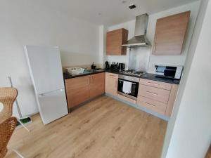 Bright and Modern 1-Bedroom Flat Camp Street