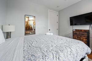 2 Queen Beds, TVs in Bedroom, Path to Manhattan