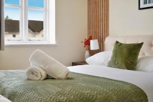 Thames Family Retreat, 2 bed house, Sleeps 6, with Parking and Garden