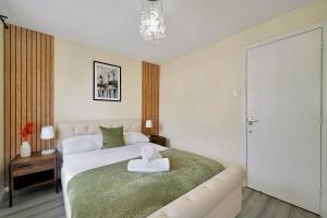 Thames Family Retreat, 2 bed house, Sleeps 6, with Parking and Garden