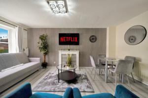 Thames Family Retreat, 2 bed house, Sleeps 6, with Parking and Garden