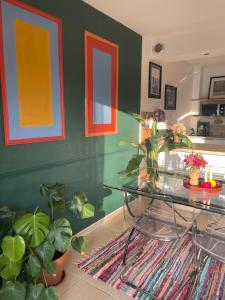 Appartements House with terrace 10 minutes from the beach : photos des chambres